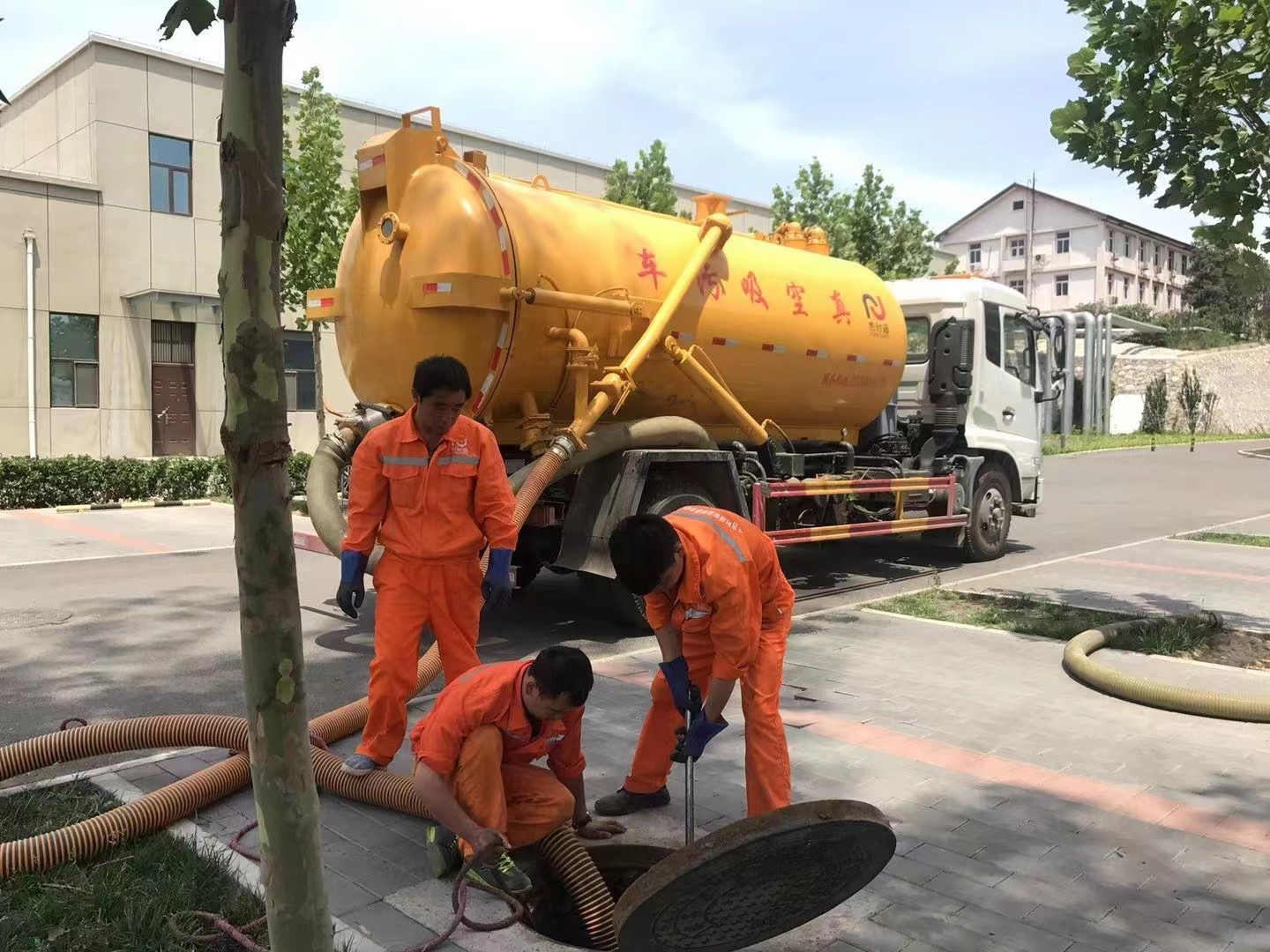 阿巴嘎管道疏通车停在窨井附近