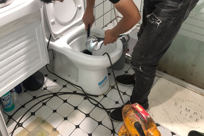 阿巴嘎马桶堵塞自己疏通还是找师傅?专业上门服务让你省时更省心